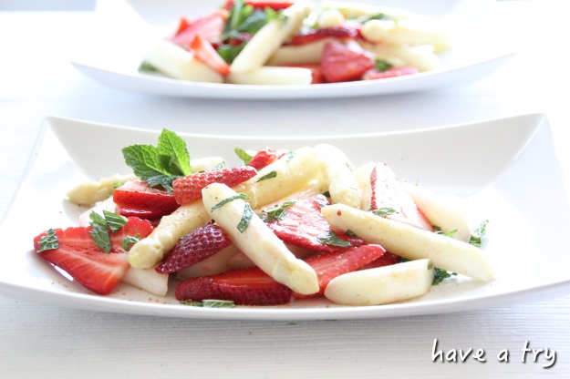 Spargelsalat mit Erdbeeren und frischer Minze (Vegan, glutenfrei)